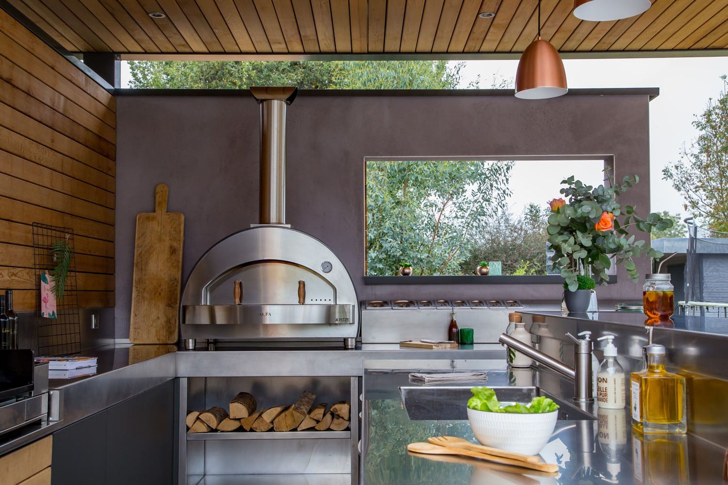 Outdoor kitchen featuring the Alfa 4 Pizze oven.