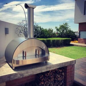 Designed to delight a crowd, the 4 ALFA Pizze outdoor oven is ready to cook for the masses and can cook up to 4 pizzas at a time.