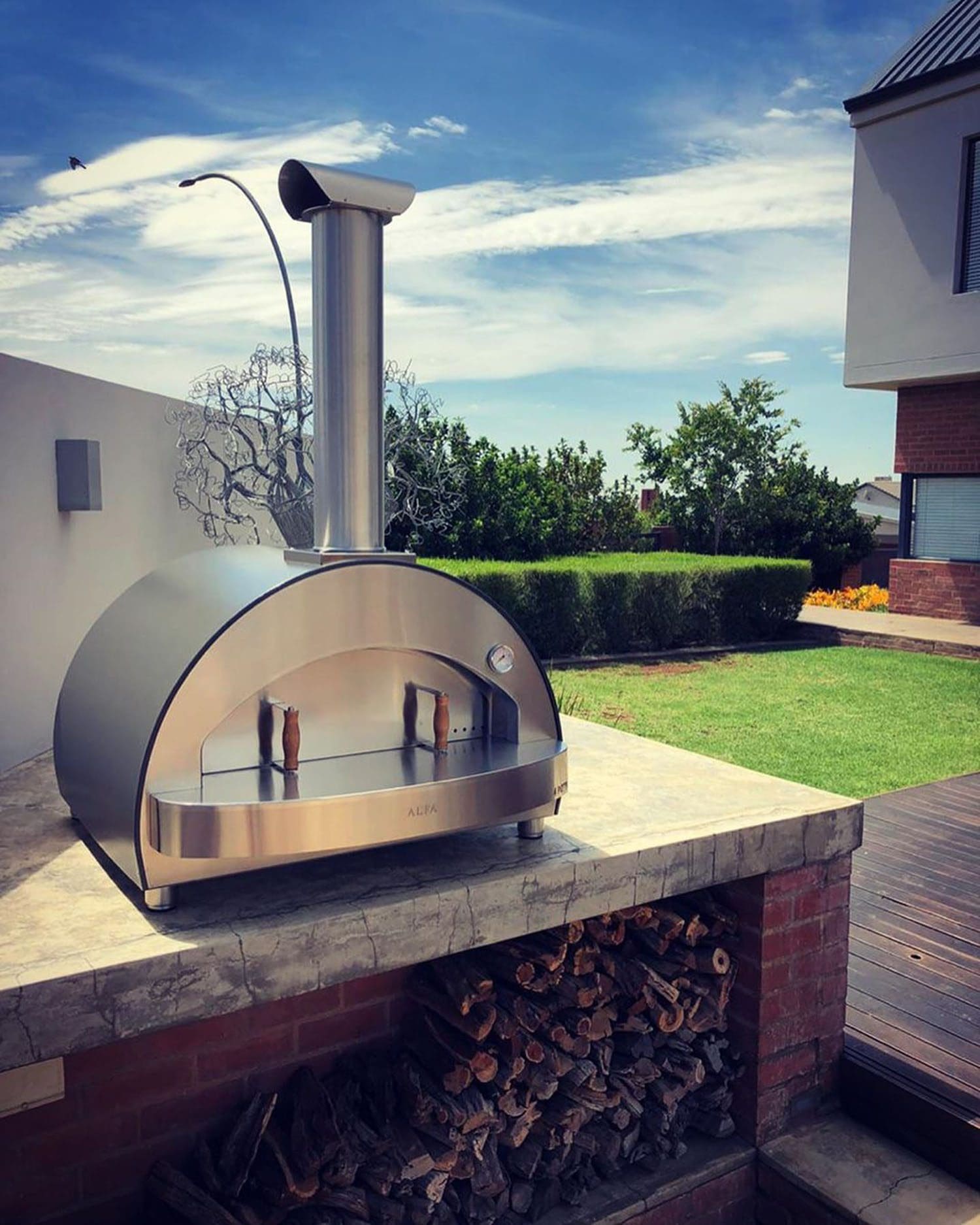 Designed to delight a crowd, the 4 ALFA Pizze outdoor oven is ready to cook for the masses and can cook up to 4 pizzas at a time.