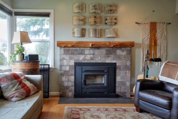 Cozy living room with the Regency Alterra fireplace a a centerpiece.