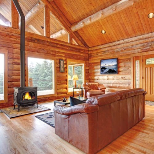 The Jotul F 500 V3 Oslo wood stove in a wood cabin in the woods