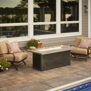 The cool tone design of the Cedar Ridge fire table compliment today's color trends while also creating a striking visual contrast with the warm flame.